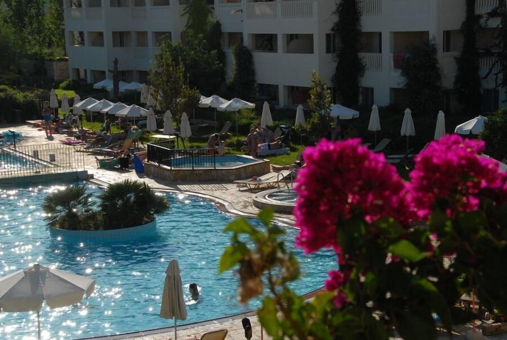 Bitzaro Grande Hotel & Suites Kalamaki  Exterior photo