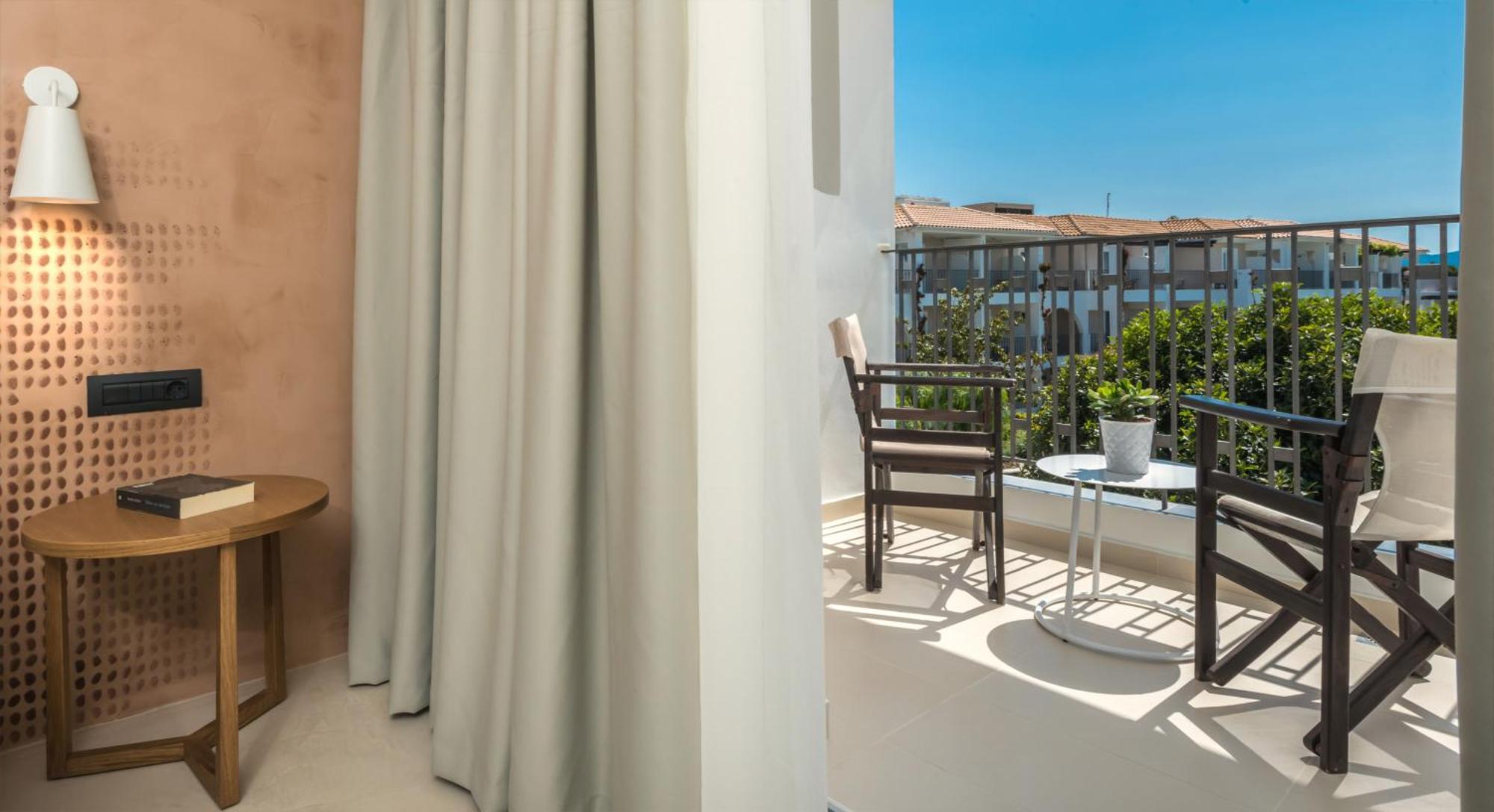 Bitzaro Grande Hotel & Suites Kalamaki  Room photo